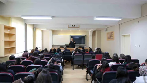 Başkan Yalçın Gençlerle Buluştu, Kayseri'de Bilgi Paylaştı