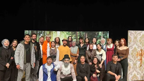 Üniversiteli Gençlerin Tiyatro Gösterisi Niğde'de Beğeni Topladı