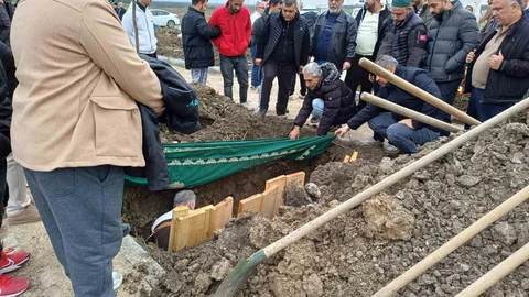 Kırklareli'nde Vahşice Öldürülen Kadın Toprağa Verildi
