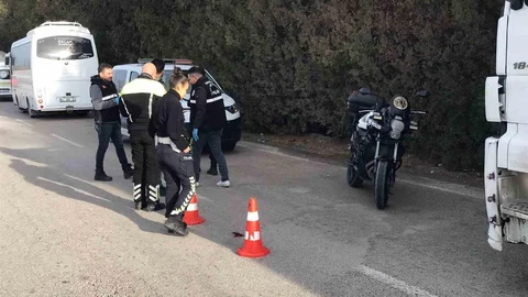 Park Halindeki Araca İşçi Servisi Çarptı