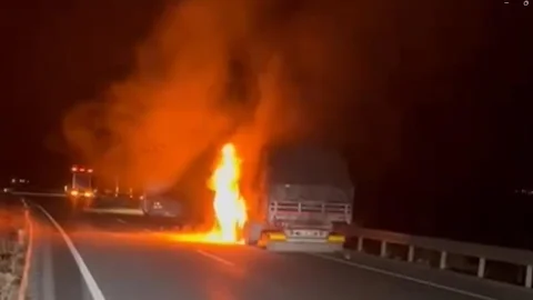 Erzincan’da TIR Yangını Paniğe Neden Oldu