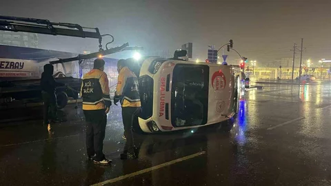 Kocaeli'de Ambulans Devrildi, 6 Yaralı
