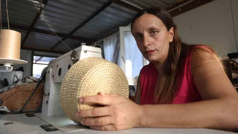 4 Çocuklu Anne El İşiyle Ailesini Geçindiriyor