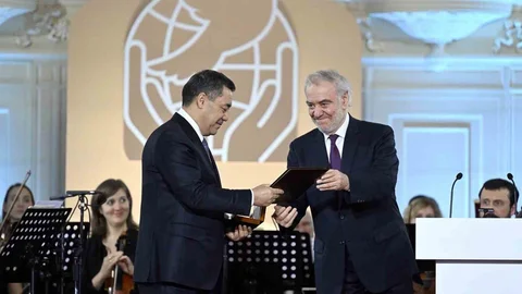 Kırgızistan Liderine Barış Ödülü Verildi