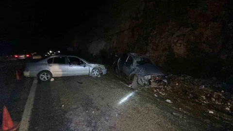 Antalya'da İki Otomobil Çarpıştı