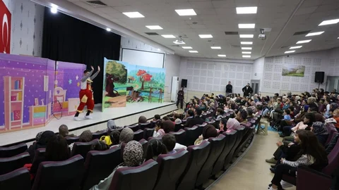 Kartepe'de Küçük Cesaretler Kulübü Oyunu Sahnelendi