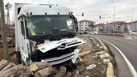 Kontrolden Çıkan Tır Afyonkarahisar'da Kazaya Neden Oldu