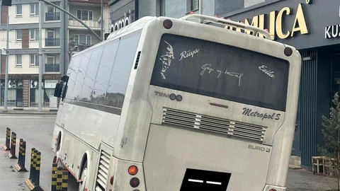 Minibüs Çukurdan Kurtulamadı