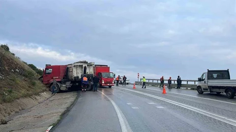 Bursa İznik'te Kamyon Çarpışması
