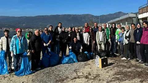 Havran MYO Öğrencilerinden Akçay'da Temizlik Etkinliği