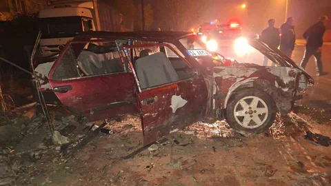 Alkollü Sürücü Duvara Çarptı, 3 Yaralı