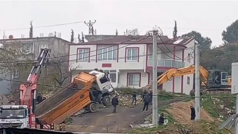 Kamyon Yük Boşaltırken Askıda Kaldı