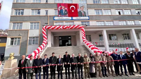 Şemdinli'de Yeni Okul ve Sağlık Merkezi Açıldı