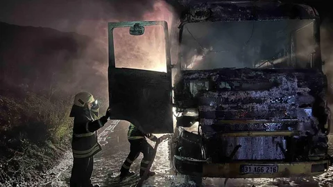 Hatay'da Yanan Tır Kullanılamaz Hale Geldi