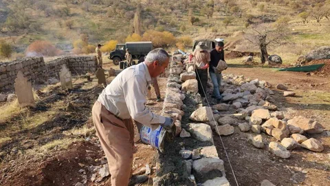 Derecik’te Şehit Mezarlıkları Yenilendi