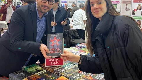 Gökhan Çelik'in Yeni Romanı "Hilal Birliği" İzmir'de Raflarda