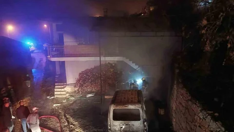 Burdur'da Ev Yangını Araca Sıçradı