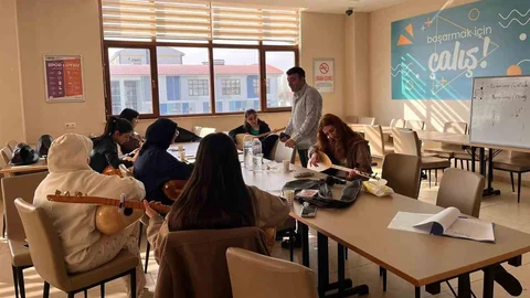 Eskişehir'de Kız Öğrencilere Bağlama Kursu