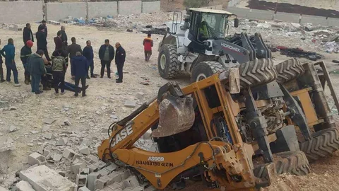 Yolda Çökmeler Kepçeyi Devrildi