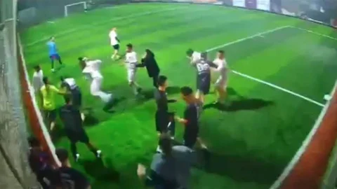 İzmir'de Halı Sahada Kavga Görüntülendi