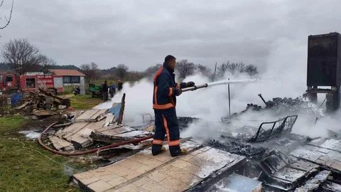 Keşan'da Yangın İki Evi Harabeye Döndürdü