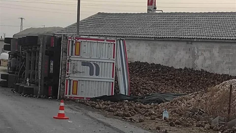 Karapınar'da Tır Devrildi, Bir Kişi Yaralandı