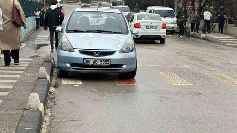 Bilecik'te Yaya Geçidine Park Eden Araç Tepki Çekti