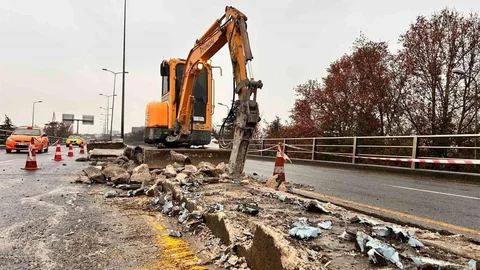 Ankara'da Tek Kişilik Yol Çalışması Sorun Yaratıyor