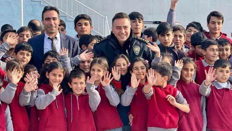 Ağrı'da Öğrencilere Kış Botu Dağıtımı Yapıldı