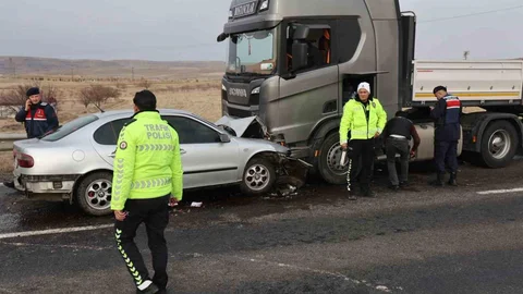 Otomobille Tır Çarpıştı: 1 Ölü, 3 Yaralı