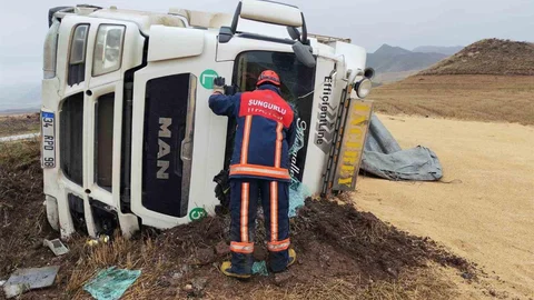 Çorum'da Tır Devrildi Sürücü Yaralandı
