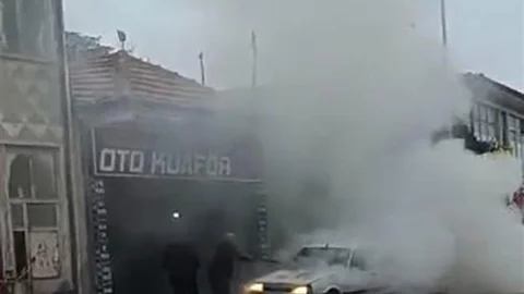Otomobil Yangını Esnafın Müdahalesiyle Söndürüldü