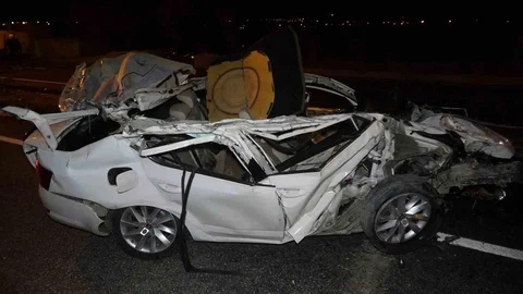 Kilis'te Park Halindeki Tıra Çarpan Otomobil Hurdaya Döndü