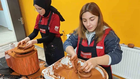 Muğla'da Gençler Seramik Atölyesinde Yeteneklerini Gösterdi