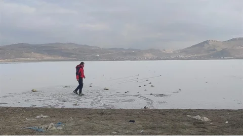 Van’da Sıhke Göleti Buzla Kaplandı