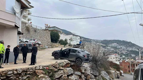 Antalya'da Geri Manevra Yapan Araç Şarampolde Asılı Kaldı