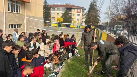 Kütahya'da Öğrenciler Fidan Dikti