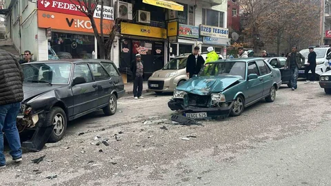 Burdur'da Otomobil Çarpışması