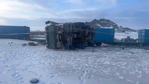 Kars'ta Trenin Kamyona Çarpması Sonucu 1 Ölü Bulundu