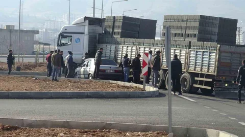 Otomobil Tırın Dorsesinin Altında Kaldı