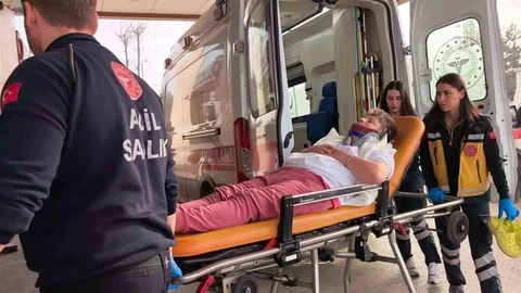 Tır ve Karavan Çarpıştı, Kadın Sürücü Yaralandı