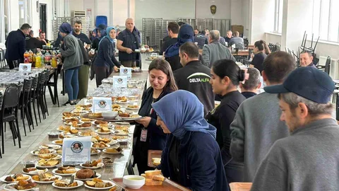 Düzce'de Fabrika İşçileri Yardım İçin Birleşti