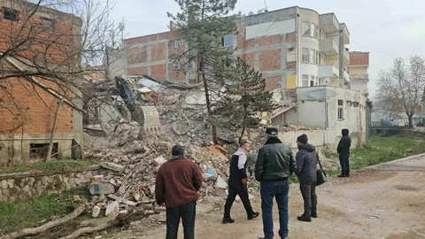 Sındırgı’da Tehlikeli Yapılar Yıkılıyor