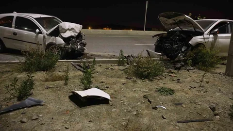 Kafa Kafaya Çarpışan Araçlar Hurdaya Döndü