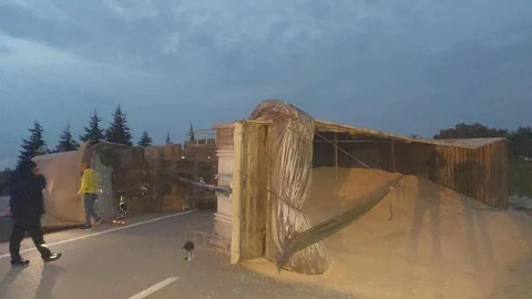 Bandırma-Susurluk Yolunda TIR Devrildi