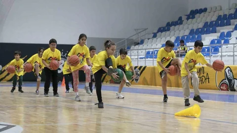Mersin'de Ücretsiz Basketbol Kursları Çocuklara Fırsat Sunuyor