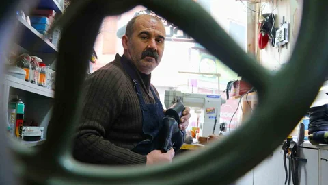 Sivas'ta Ayakkabı Tamircilerine Kış Yoğunluğu Geldi