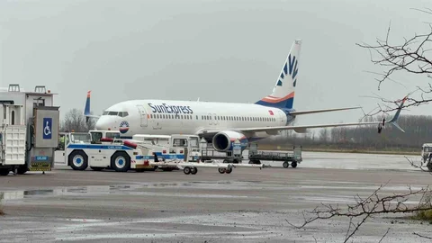 Samsun'da Yolcu Uçağı Martı Sürüsüne Çarptı
