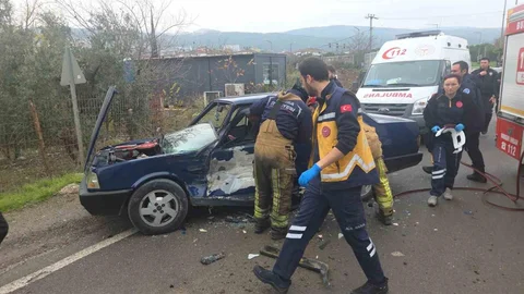 Kamyonet Otomobile Çarptı, Sürücü Yaralı