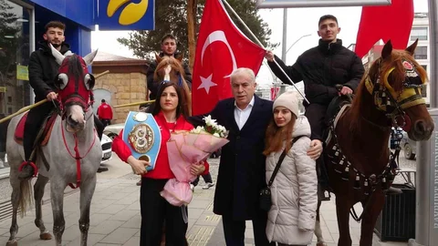 Dünya Boks Şampiyonu Turhan Bayburt'ta Karşılandı